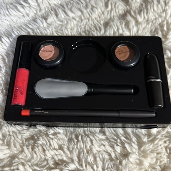 💋💄- Never used Mac look in box face kit / sun siren price firm! - Picture 3 of 7